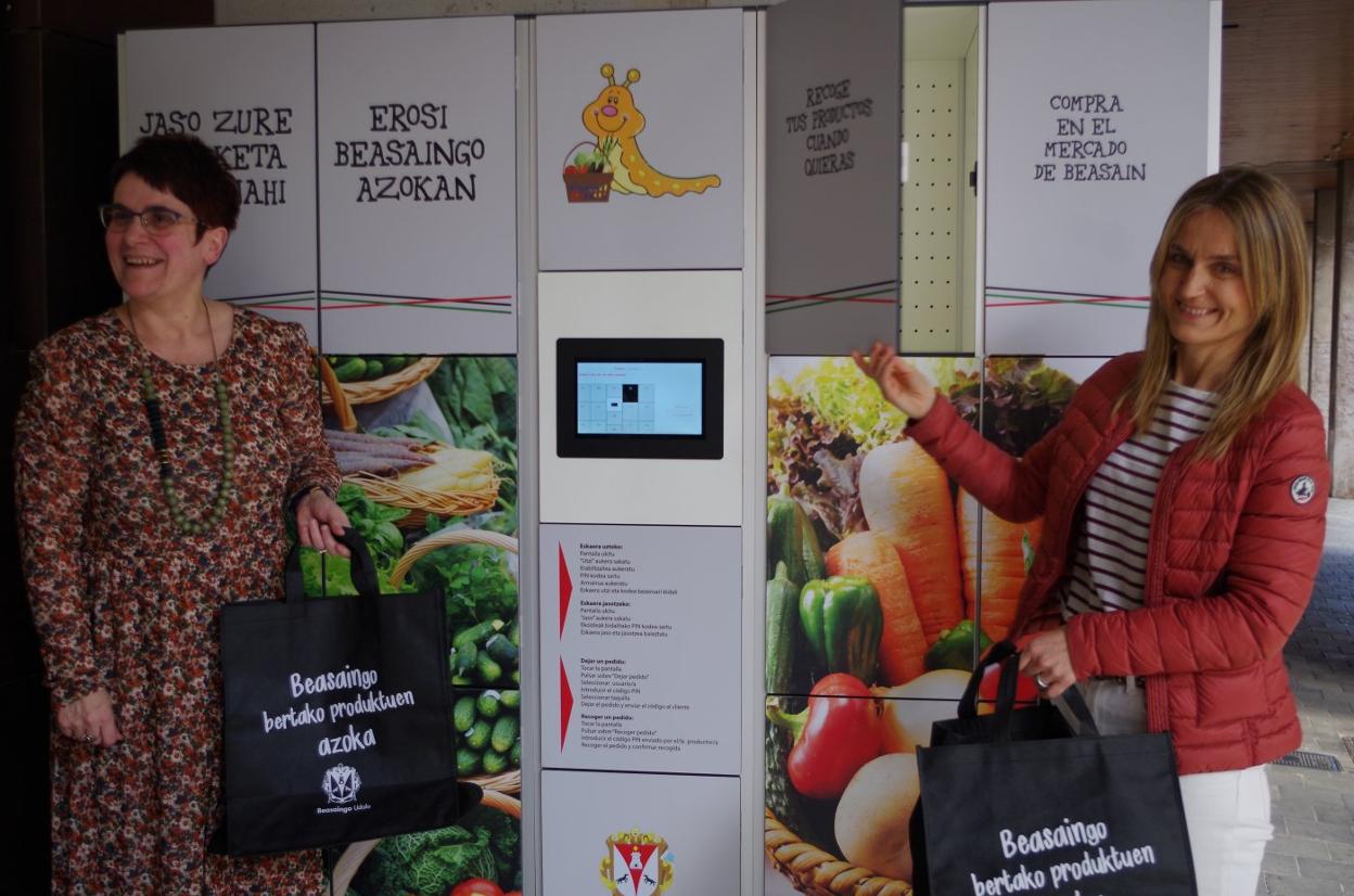 La técnico de comercio y la alcaldesa junto a las taquillas . 