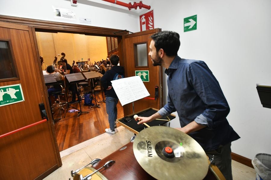 Fotos: Preparativos del primer ensayo conjunto de la Euskadiko Orkestra y el Orfeón