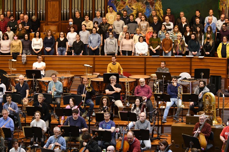 Fotos: Preparativos del primer ensayo conjunto de la Euskadiko Orkestra y el Orfeón