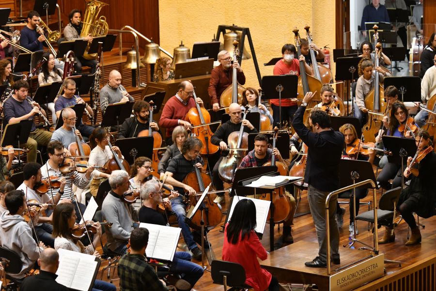 Fotos: Preparativos del primer ensayo conjunto de la Euskadiko Orkestra y el Orfeón