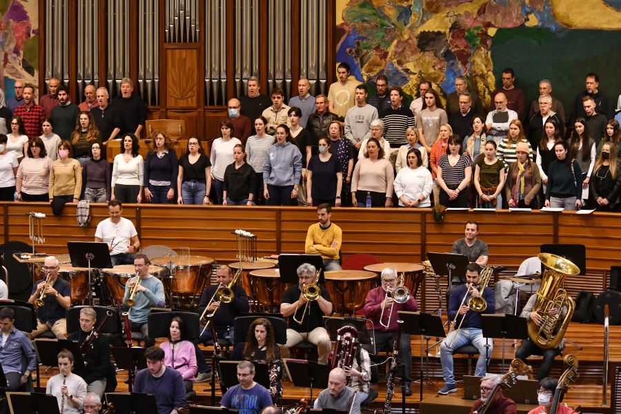 Fotos: Preparativos del primer ensayo conjunto de la Euskadiko Orkestra y el Orfeón