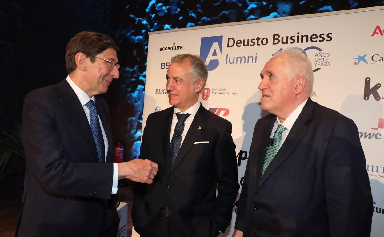 El presidente de CaixaBank, José Ignacio Goirigolzarri, el lehendakari Iñigo Urkullu y el rector de la Univeridad de Deusto, José María Guibert, en el acto.