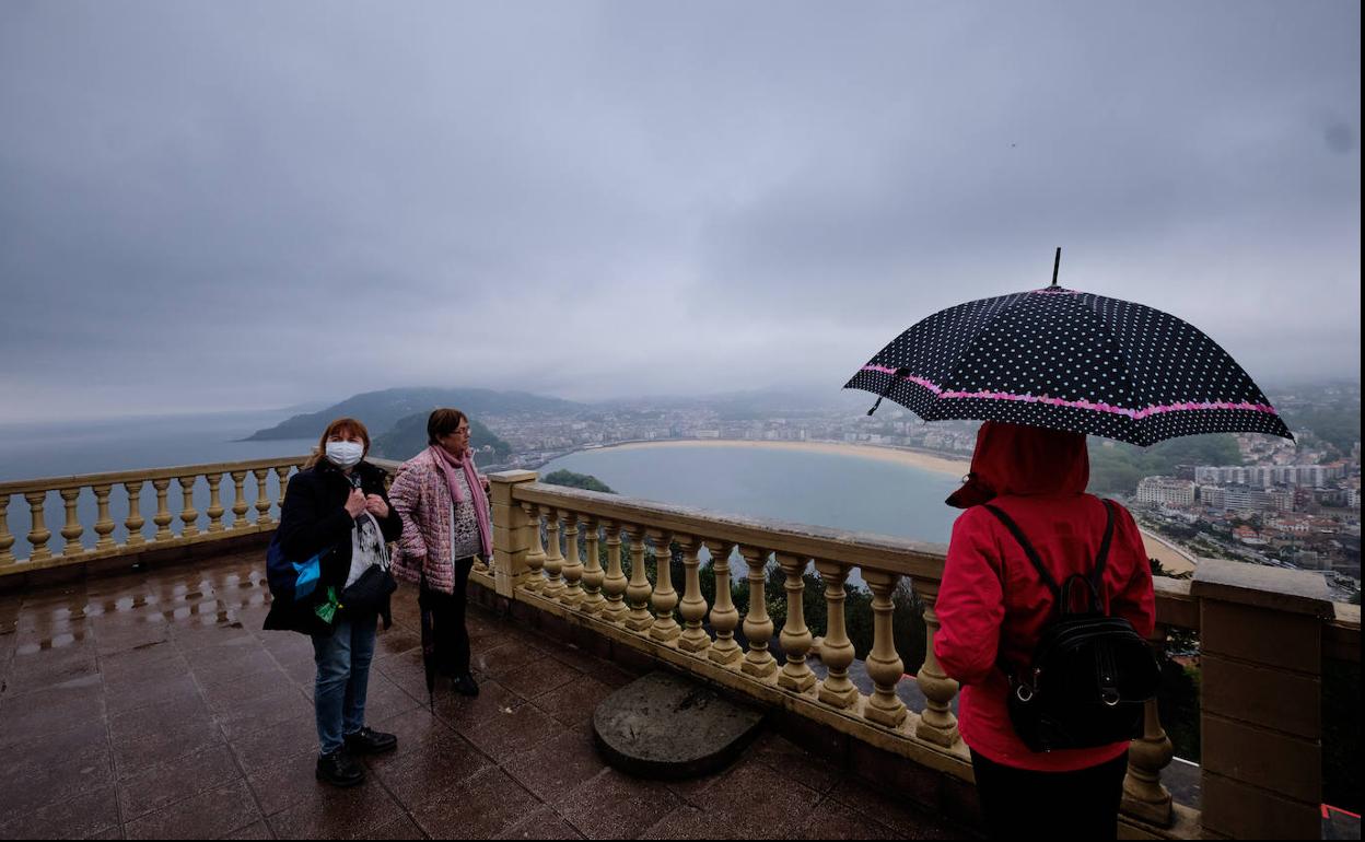 Jueves lluvioso desde Igeldo en Donostia.
