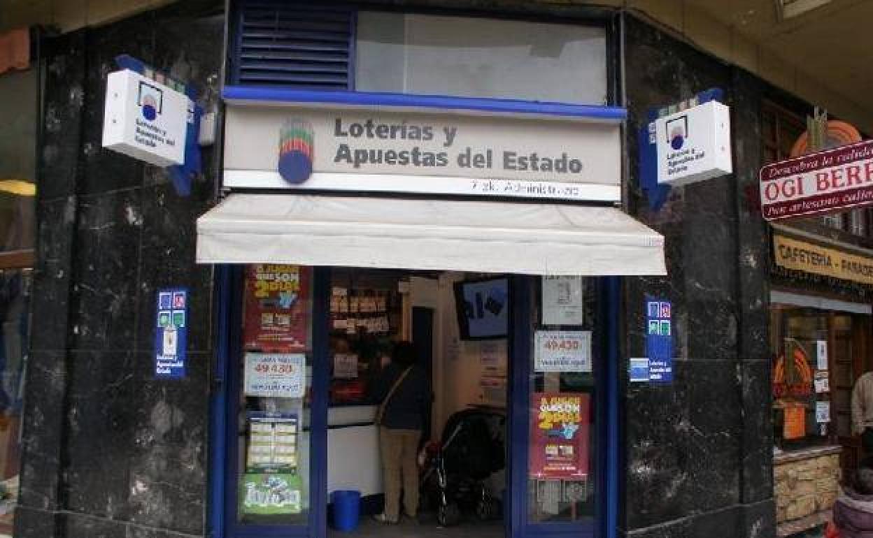 La administración de Loterias número 7 de la calle Secundino Esnaola, en el barrio de Gros