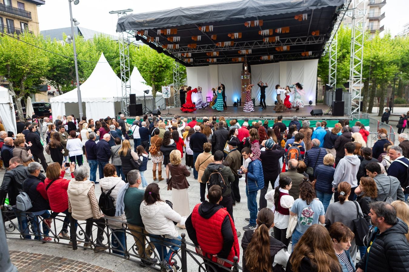 Los bailes, la música, la bebida y comida han sido los grandes protagonistas de la feria este sábado, organizada un año más por la Asociación Embrujo Andaluz. 