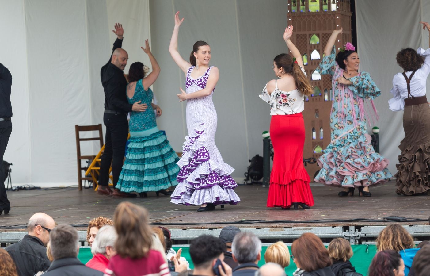 Los bailes, la música, la bebida y comida han sido los grandes protagonistas de la feria este sábado, organizada un año más por la Asociación Embrujo Andaluz. 