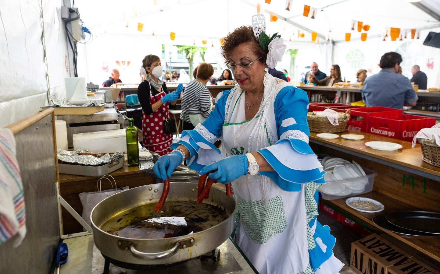Los bailes, la música, la bebida y comida han sido los grandes protagonistas de la feria este sábado, organizada un año más por la Asociación Embrujo Andaluz. 