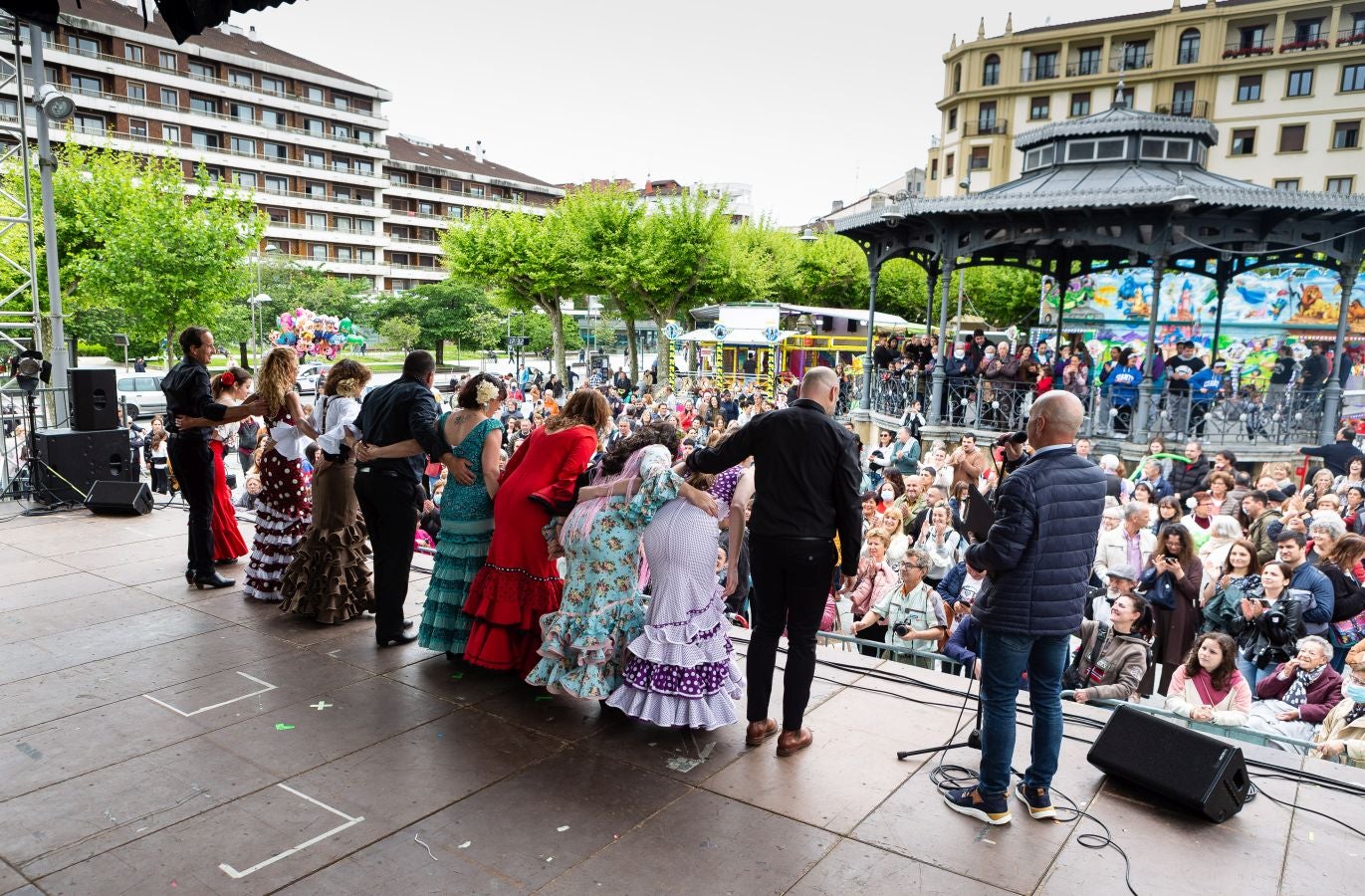 Los bailes, la música, la bebida y comida han sido los grandes protagonistas de la feria este sábado, organizada un año más por la Asociación Embrujo Andaluz. 