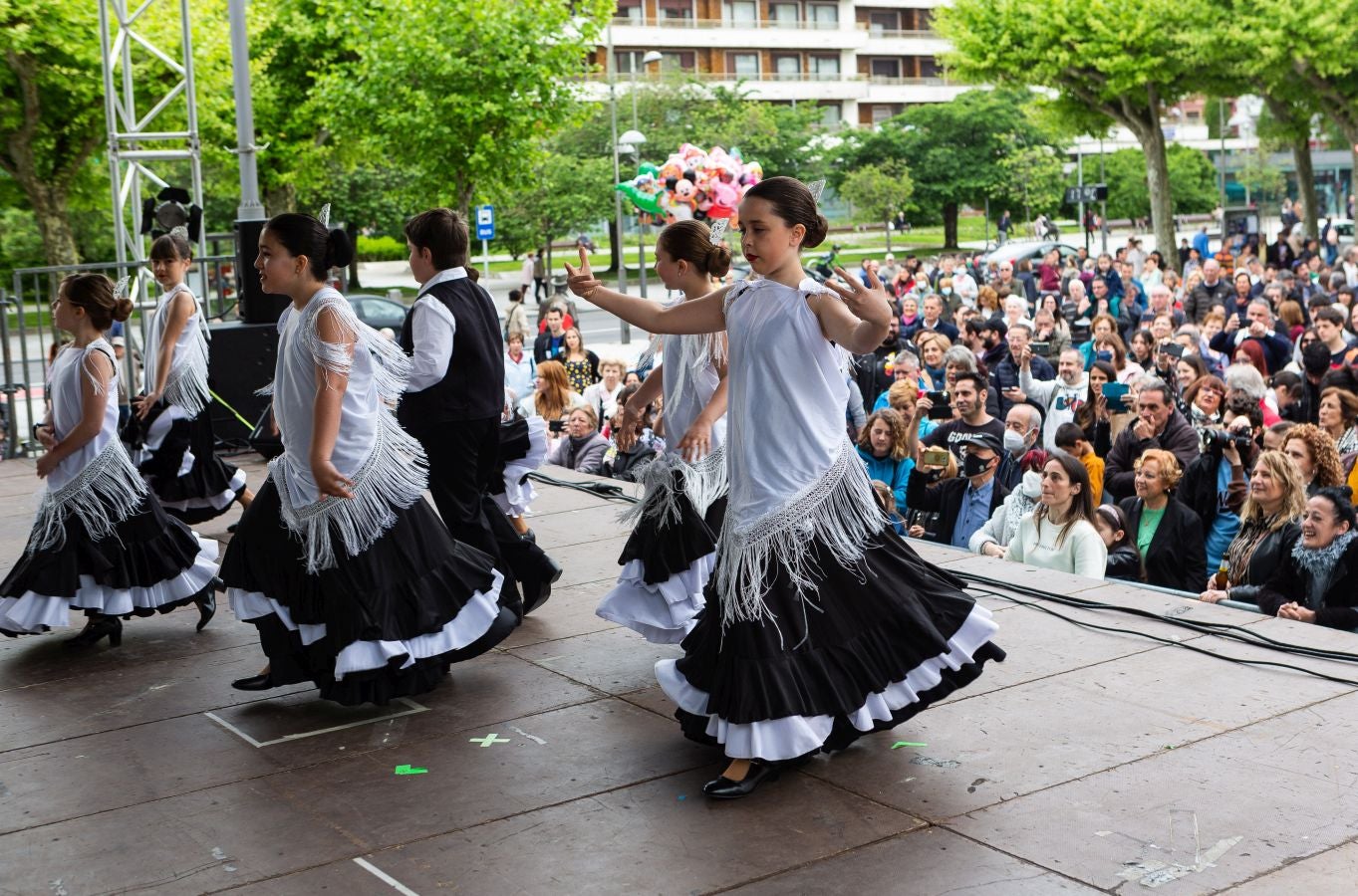 Los bailes, la música, la bebida y comida han sido los grandes protagonistas de la feria este sábado, organizada un año más por la Asociación Embrujo Andaluz. 