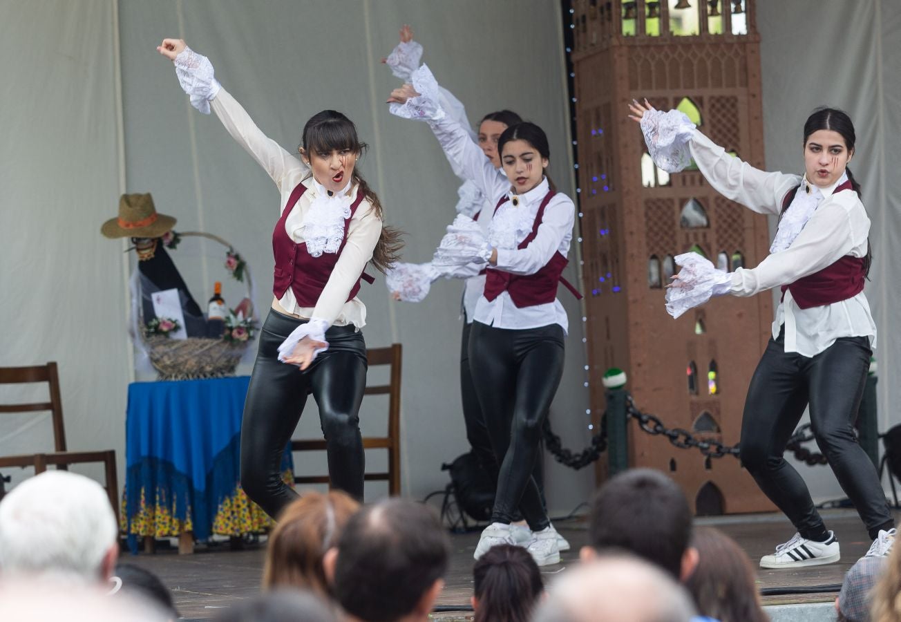 Los bailes, la música, la bebida y comida han sido los grandes protagonistas de la feria este sábado, organizada un año más por la Asociación Embrujo Andaluz. 