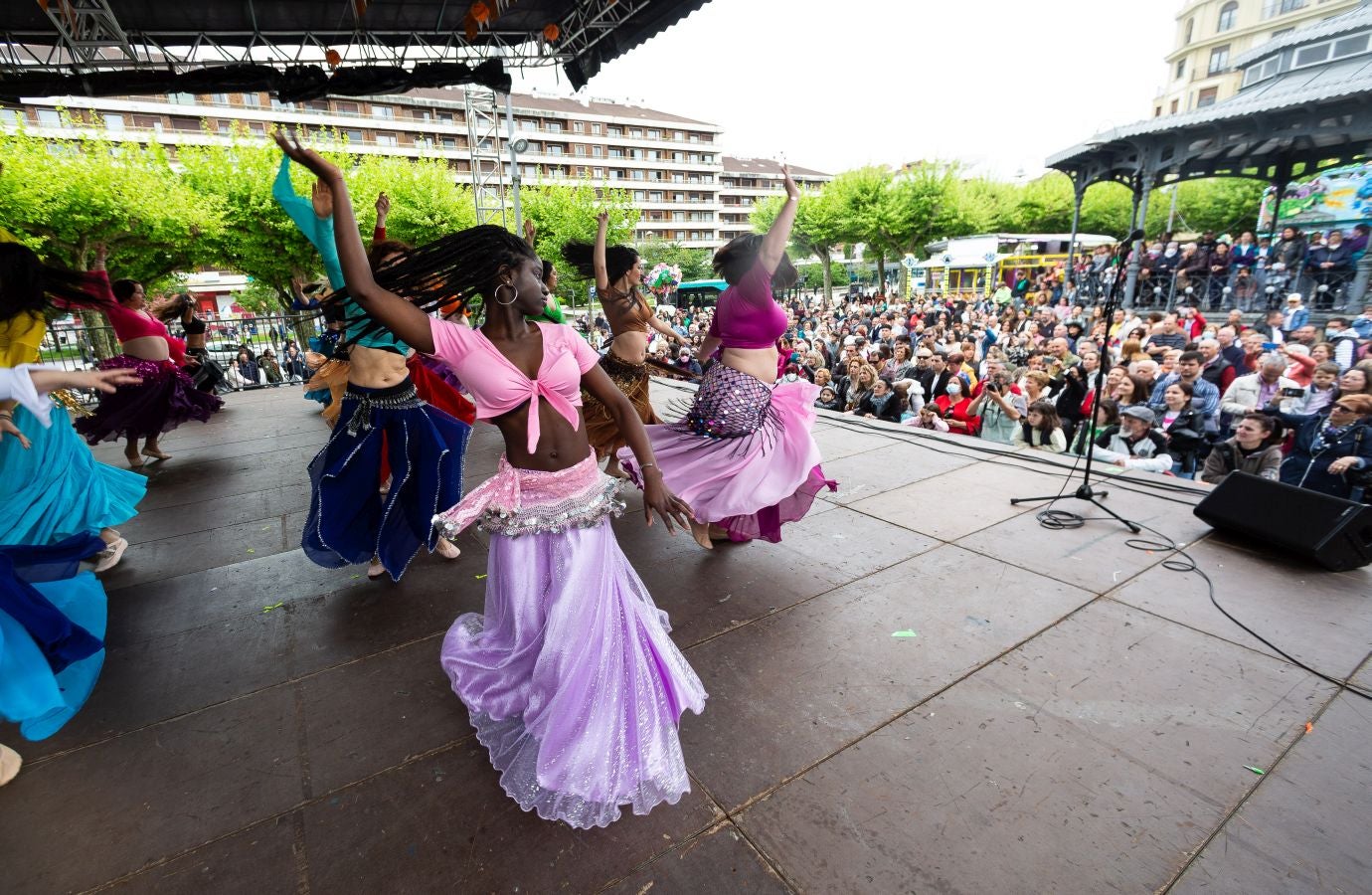 Los bailes, la música, la bebida y comida han sido los grandes protagonistas de la feria este sábado, organizada un año más por la Asociación Embrujo Andaluz. 
