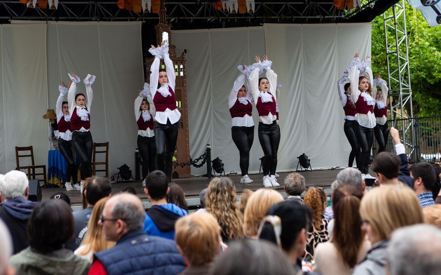Los bailes, la música, la bebida y comida han sido los grandes protagonistas de la feria este sábado, organizada un año más por la Asociación Embrujo Andaluz. 