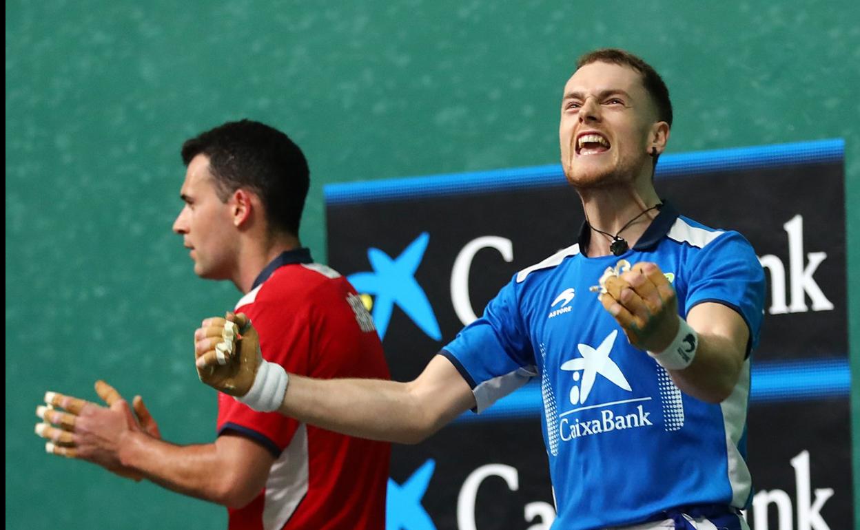 Unai Laso celebra con rabia su pase a semifinales ante el lamento de Erik Jaka, que se la jugará ante Iñaki Artola. 