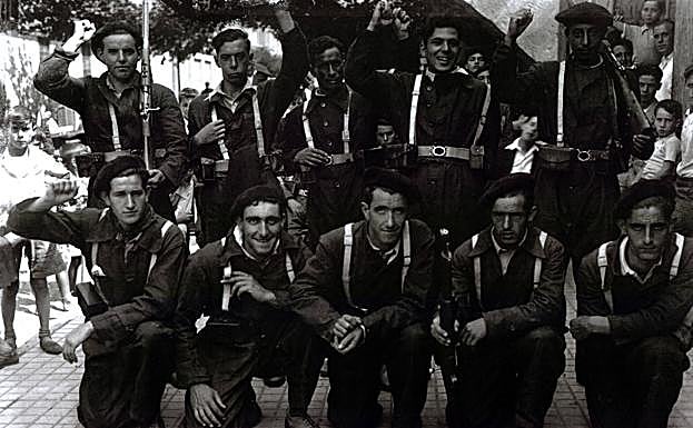 Imagen principal - Milicianos de Pasaia en julio de 1936, el bou 'Navarra' y milicianos del batallón Celta en una trinchera.