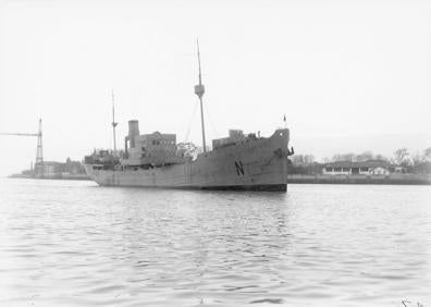 Imagen secundaria 1 - Milicianos de Pasaia en julio de 1936, el bou 'Navarra' y milicianos del batallón Celta en una trinchera.