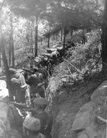 Imagen secundaria 2 - Milicianos de Pasaia en julio de 1936, el bou 'Navarra' y milicianos del batallón Celta en una trinchera.