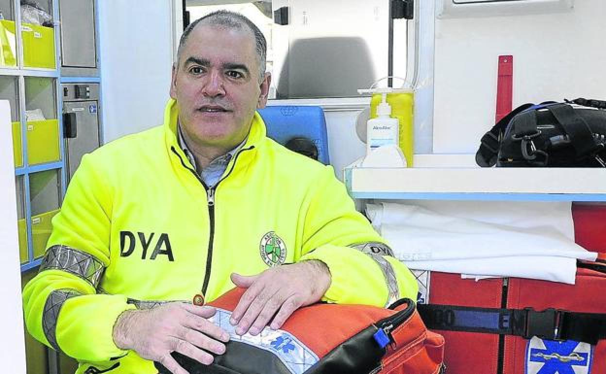 Fernando Izagirre posa en el interior de una ambulancia de la DYA en una imagen de archivo.