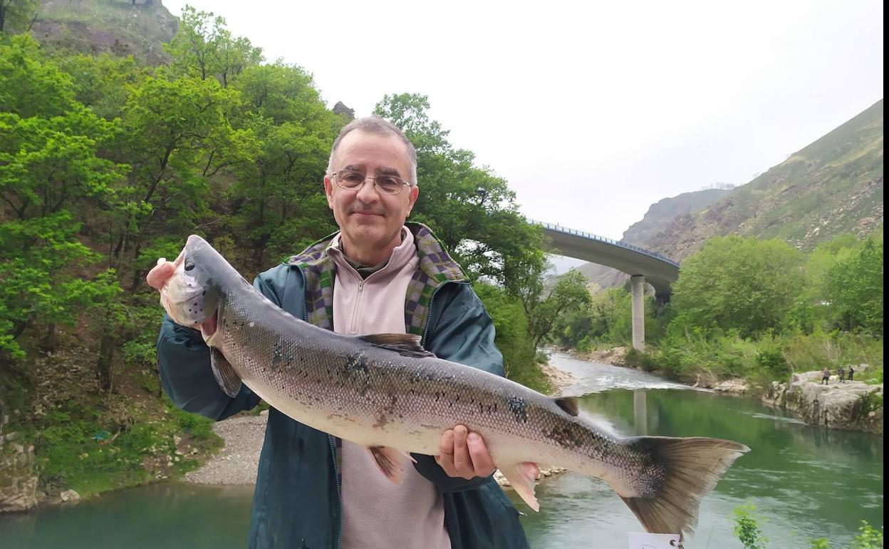 Pedro Iglesias Gómez con el salmón de 4,4 kilos.