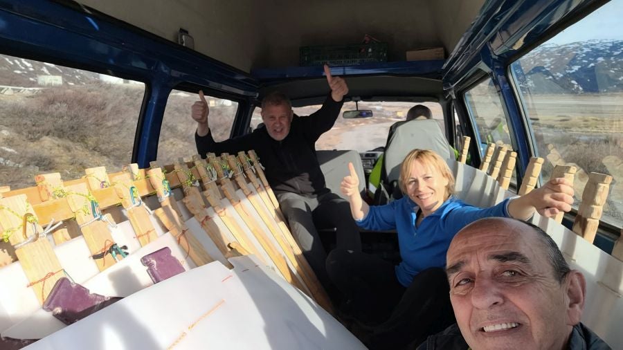 Transportando las partes de los trineos desde el puerto al local. 