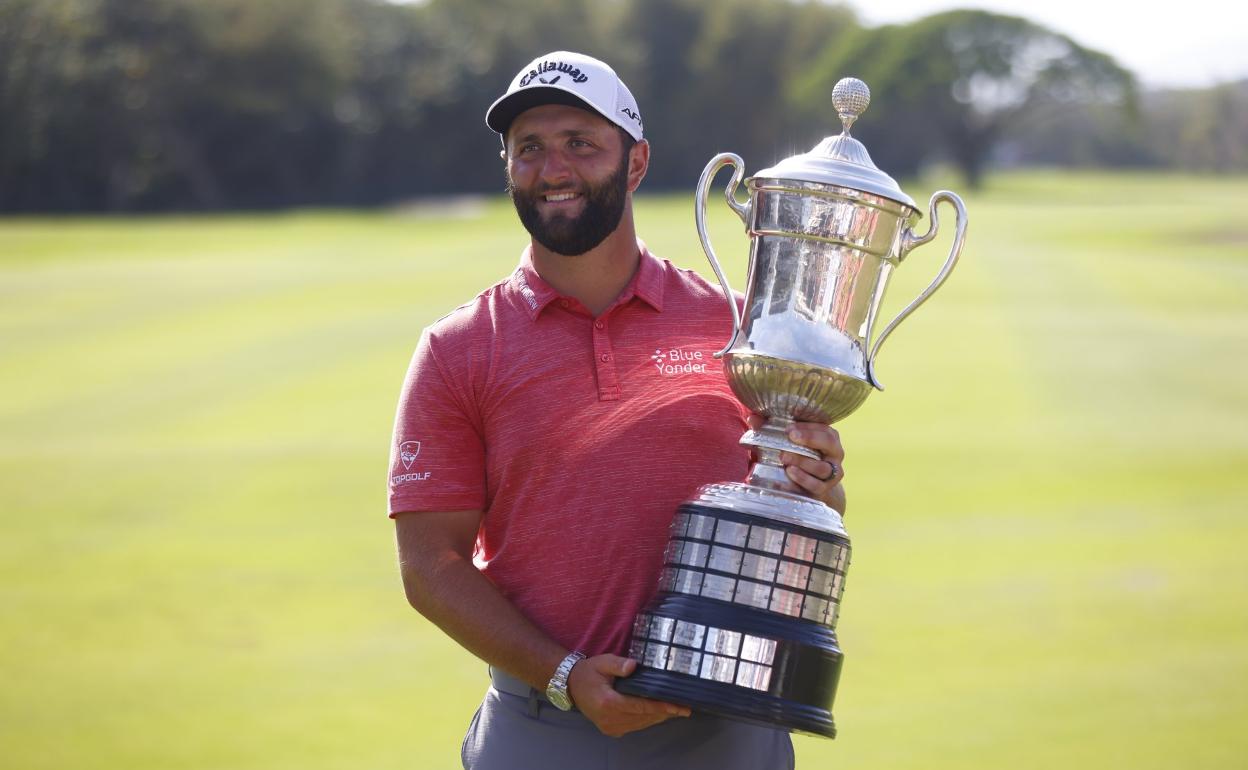 Jon Rahm posa con el trofeo. 