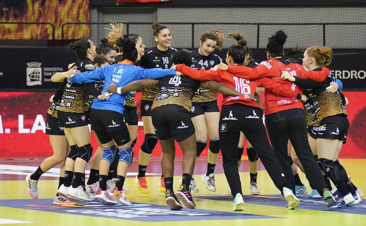 Las jugadoras del Bera Bera celebran su clasificación para las semifinales de la Copa de la Reina. En Gijón podrían celebrar un nuevo título de liga 