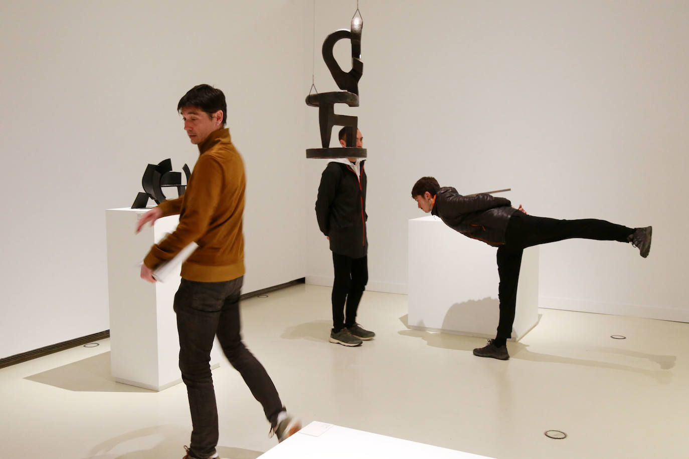 Fotos: Kukai dialoga con Chillida y Oteiza en la exposición de San Telmo