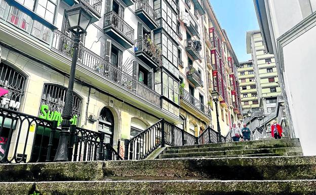 El sospechosos de la web de contactos se dejó una mochila con documentos y éxtasis líquido en casa de una víctima