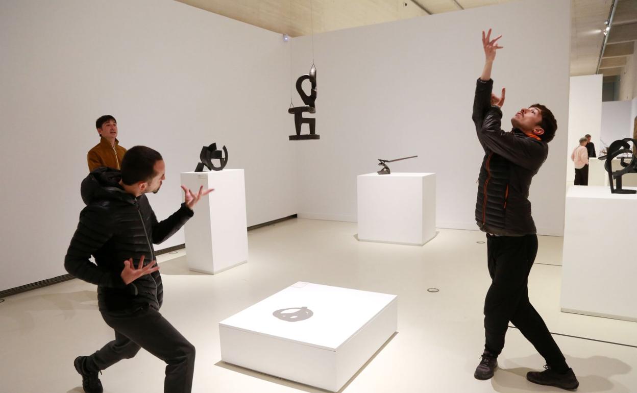Ibon Huarte y Alain Maya junto a 'Concreción', de Chillida, en la visita a la muestra que realizaron el martes. 