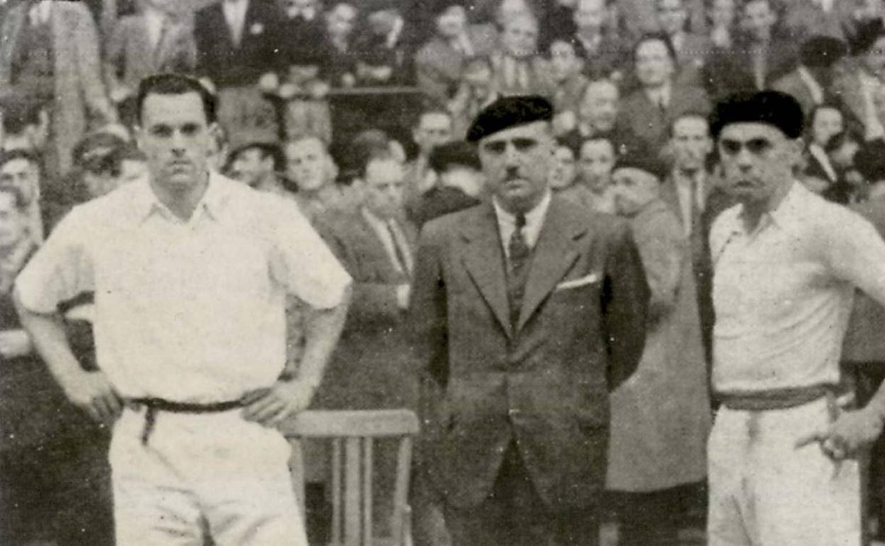 Jose Lopetegi flanqueado por los pelotaris Atano VII y Atano III al inicio del encuentro de 1942.