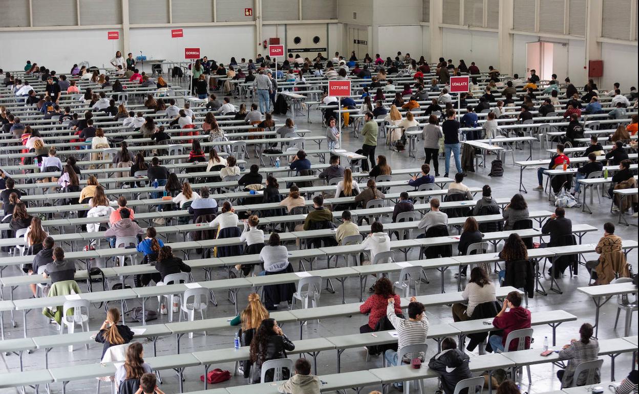 En torno a un millar de alumnos han ocupado los pabellones de Ficoba en la primera de las tres jornadas de exámenes de Habe en el ferial irundarra. 