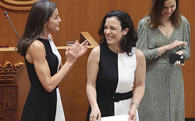 La reina Letizia con la premiada Inmaculada Vivas que llevaba el mismo vestido de Mango.