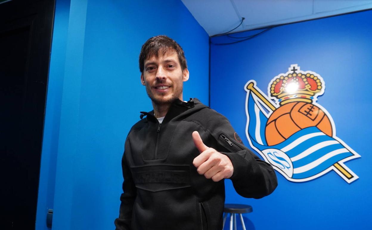 David Silva hace un gesto de aprobación con el pulgar después de expresar sus sensaciones tras haber renovado con la Real. 