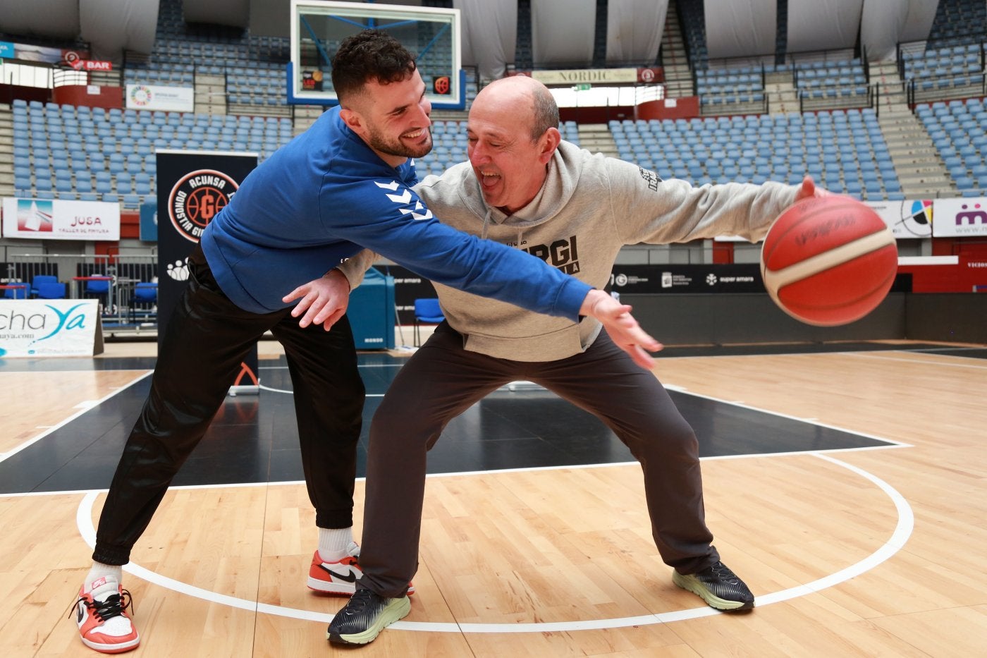 Aitor Zubizarreta y José Luis Zubizarreta se buscan las cosquillas jugando uno contra uno. 