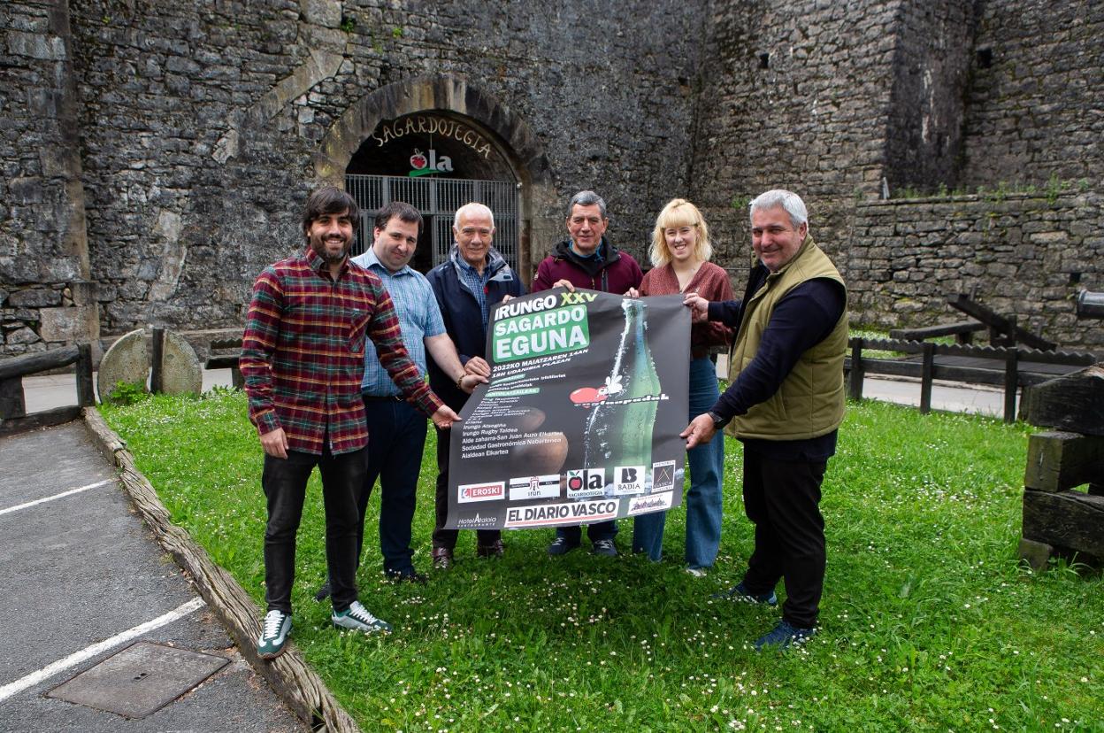 Borja Olazabal (delegado de Desarrollo Sostenible), Aitor Tembra (La Salle Elkartea), Jesús Cámara (Aialdean Elkartea), Iñaki Bengoetxea (Ola Sagardotegia), Juncal Susperregi (Alde Zaharra-San Juan Auzo Elkartea) y Fernando de la Hera (ONG Taupadak), con el cartel del Sagardo Eguna. 