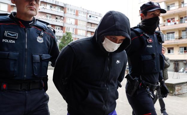 La investigación abarca cuatro muertes y dos intentos de homicidio y lleva a un piso de Irun 