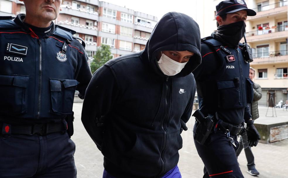 El detenido a la salida del registro de su vivienda en Irun.