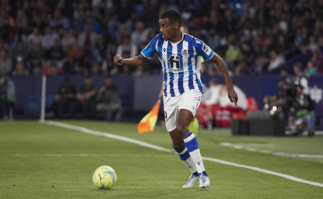 Isak conduce el balón en el Ciutat de Valencia 