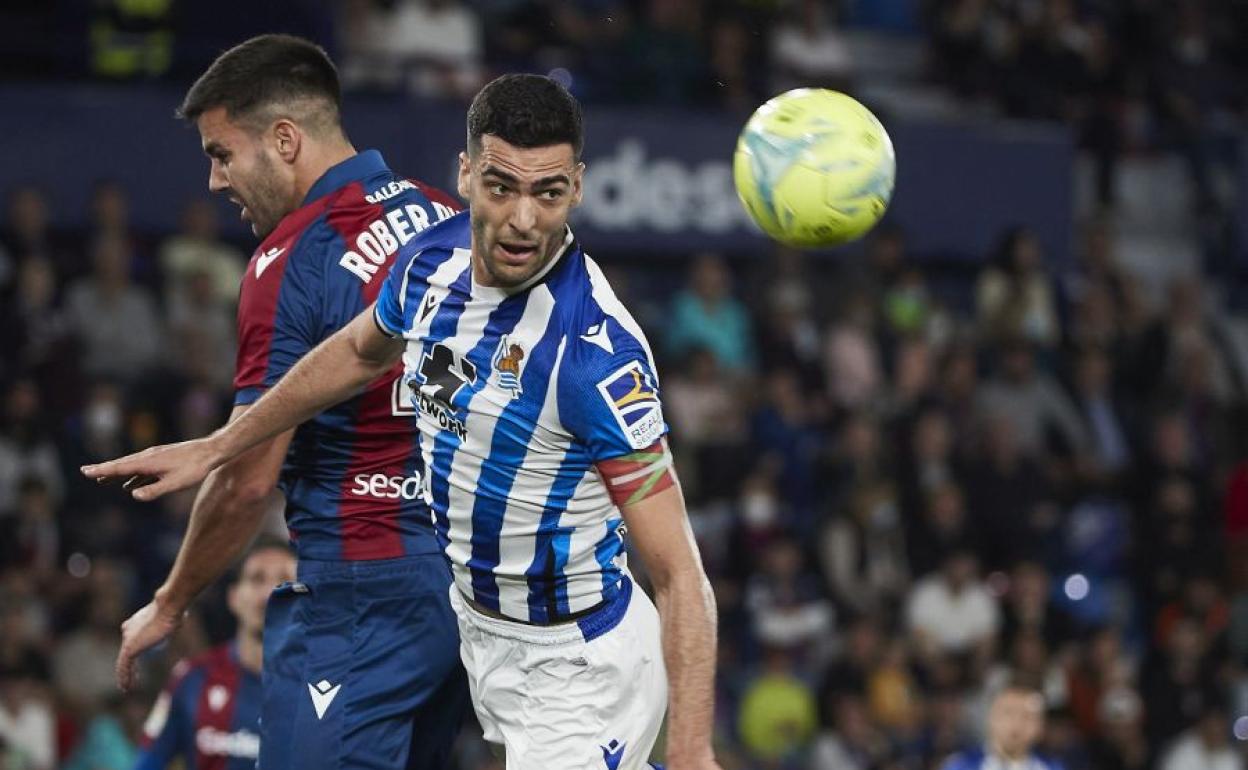 Mikel Merino desvía un balón de cabeza ante Rober Pier