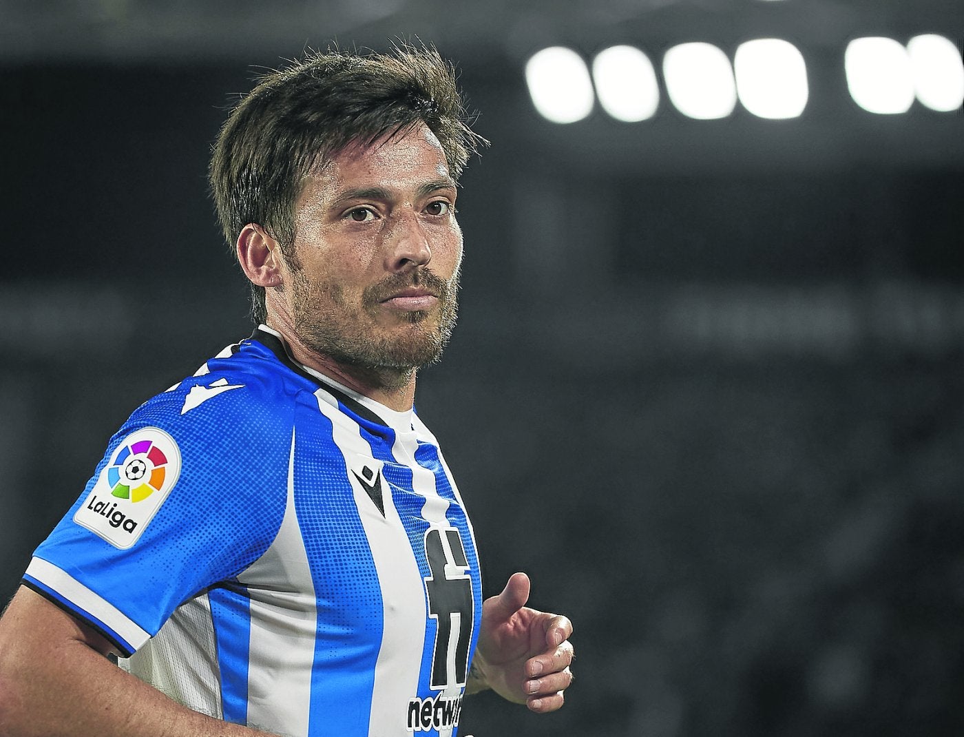 David Silva observa con gesto serio una jugada ayer en el Ciutat de Valencia. 