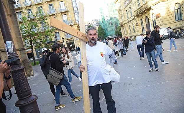 Imagen principal - Acto en defensa del aborto en Donostia para contrarrestar una convocatoria en contra