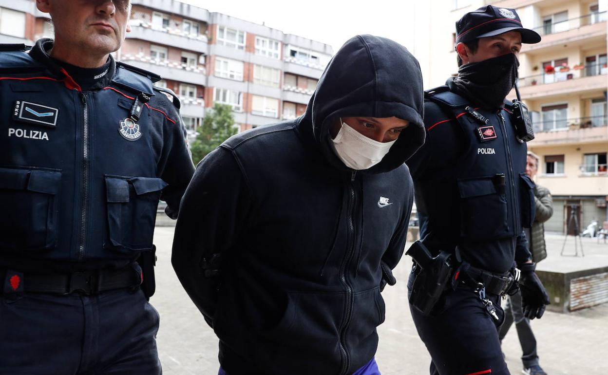 El detenido sale ayer del juzgado de guardia de Bilbao. 
