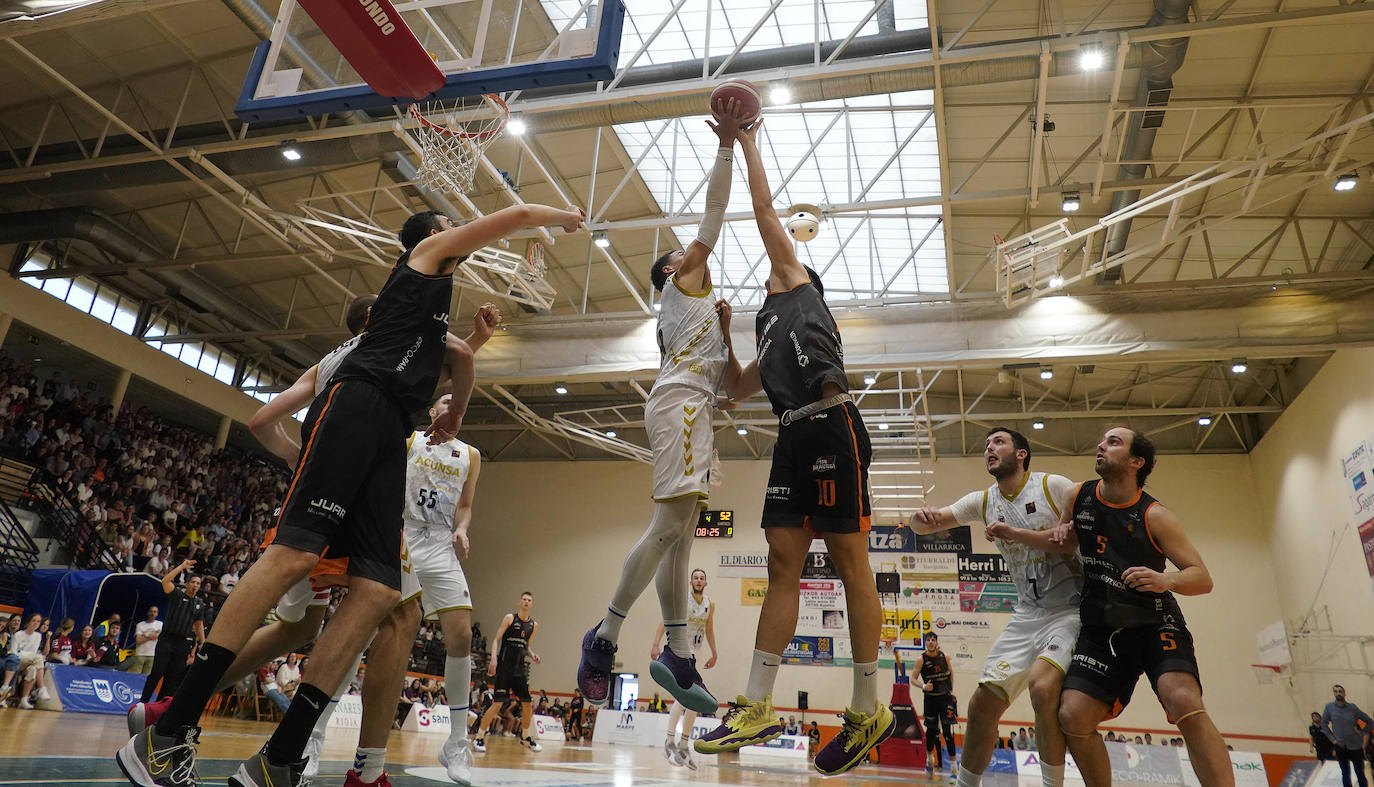 Fotos: Histórico triunfo del Juaristi Iraurgi ante el Acunsa GBC