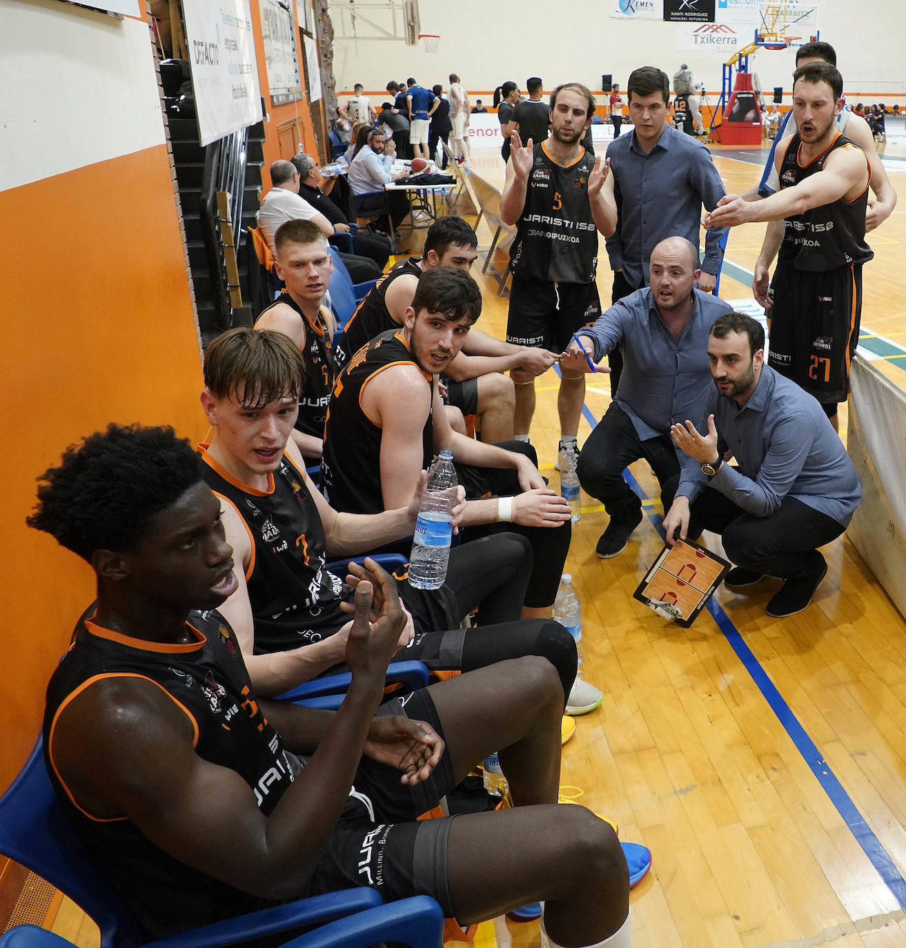 Fotos: Histórico triunfo del Juaristi Iraurgi ante el Acunsa GBC