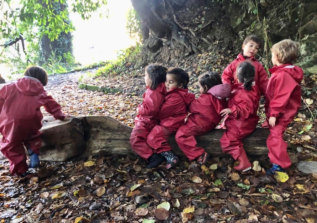 Los pequeños se lo pasan en grande en el bosque.