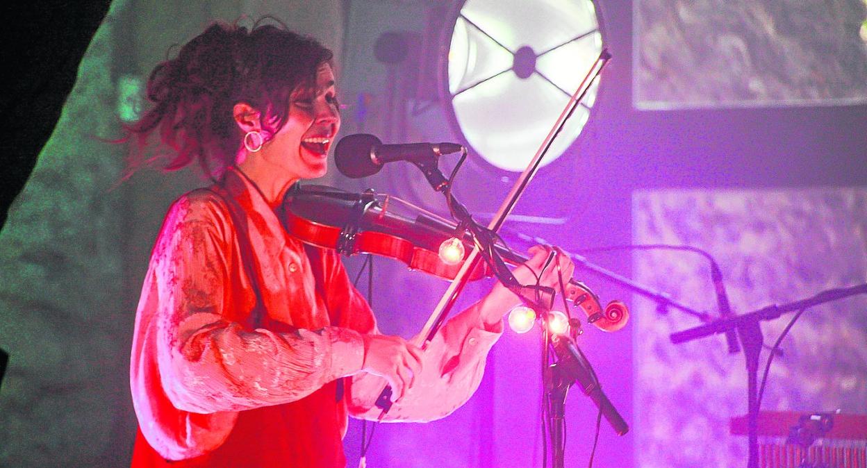 La cantante hernaniarra Maite Larburu actuó en Chillida Leku, donde presentó los temas de su último disco 'Krak'. 