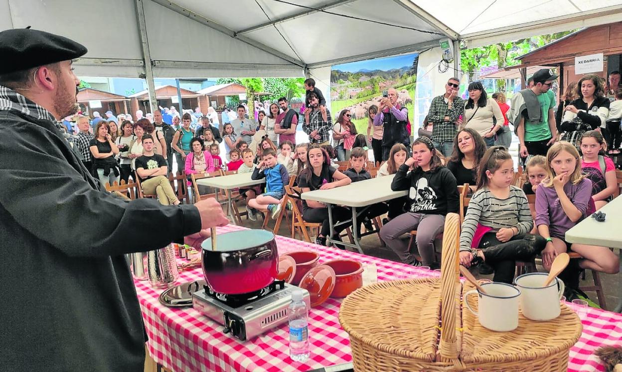 Goiz eta arratsaldez jende ugari ibili zen gazta dastatzen. 