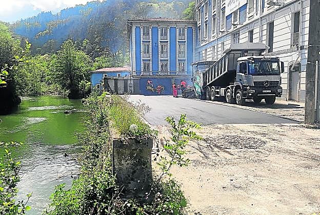 Labores de asfaltado junto al edificio de aguas Altzola, una zona muy expuesta al riesgo de crecidas. 