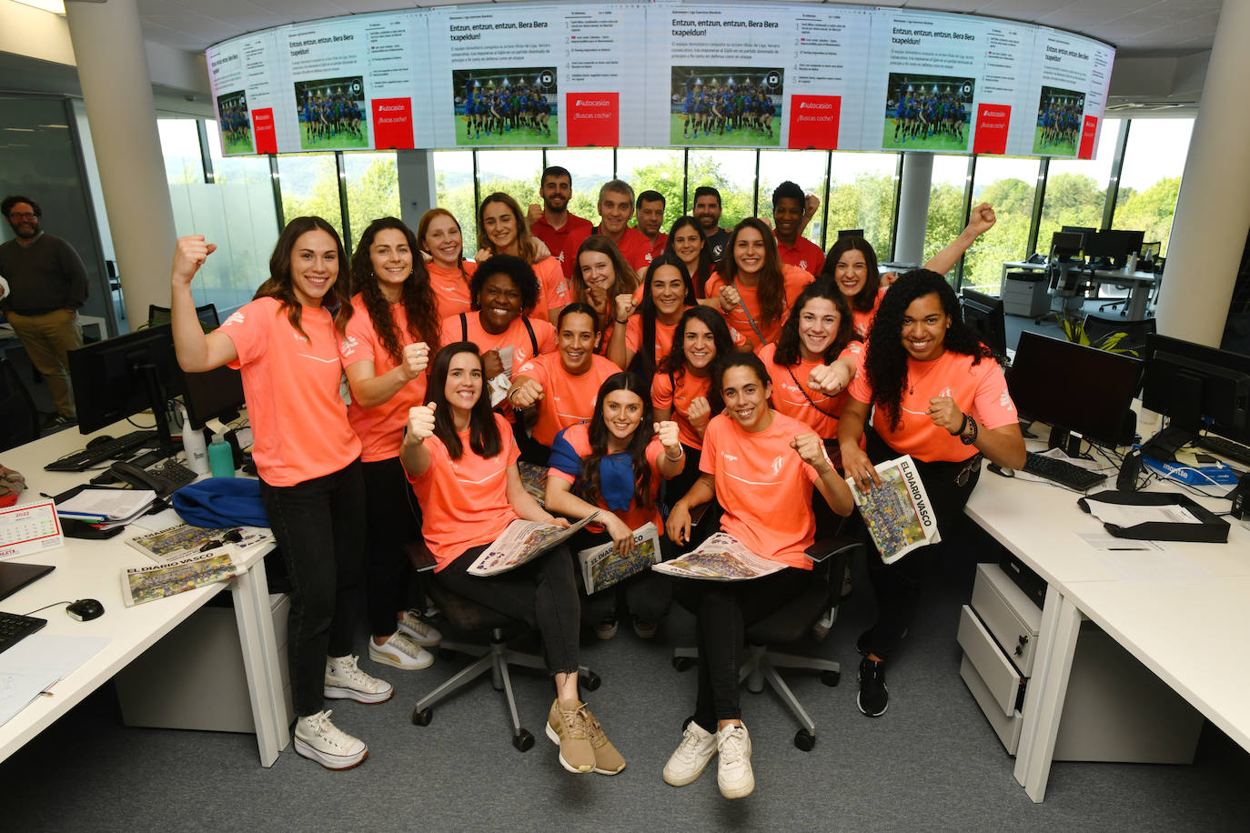 Las jugadoras del Super Amara Bera Bera posan para DV celebrando su éxito.