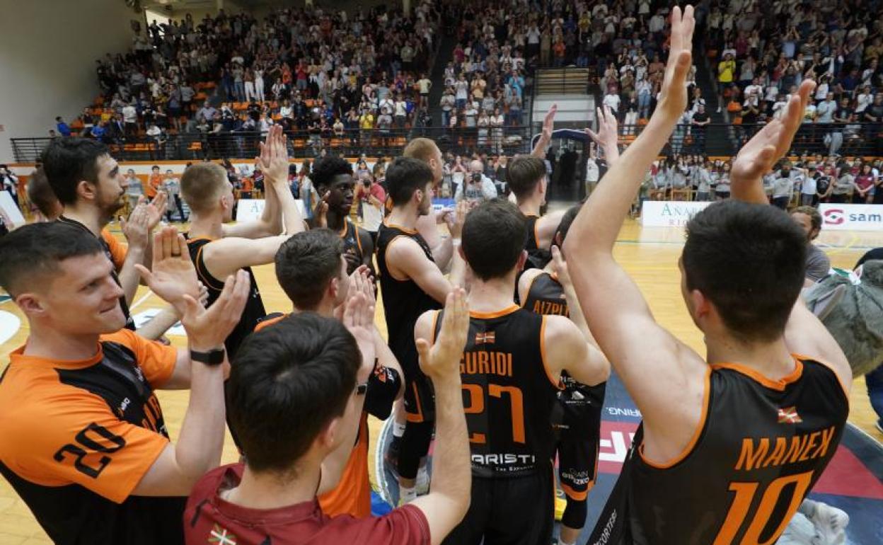 Los jugadores del Juaristi saludan al público.