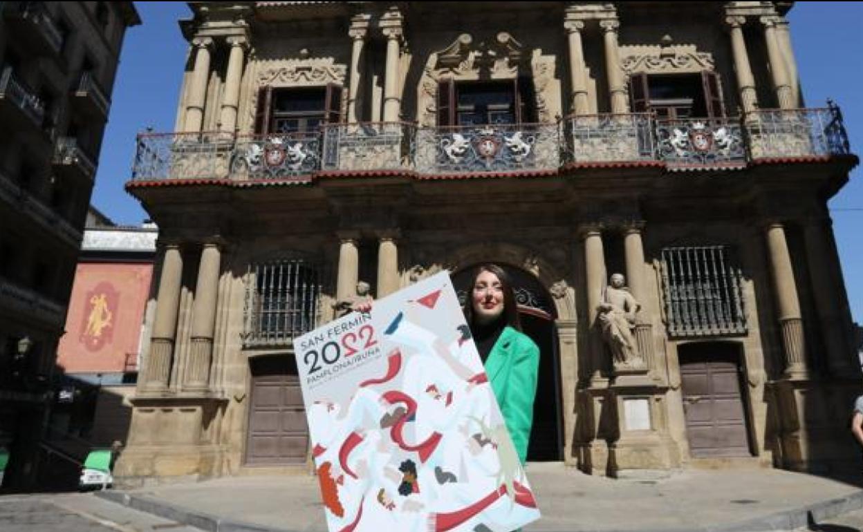 Olaia Merino Erviti posa con el cartel delante del Ayuntamiento de Pamplona.